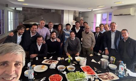 Luis Caputo compartió una foto en sus redes sociales de su equipo de trabajo: Despedida de algunos de los cracks, escribió en X. Luis Caputo compartió una foto en sus redes sociales de su equipo de trabajo: Despedida de algunos de los cracks, escribió en X.