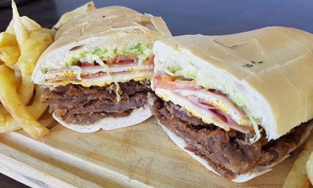 Escapada a la provincia de Argentina donde están los mejores sandwiches de milanesa. Escapada a la provincia de Argentina donde están los mejores sandwiches de milanesa.
