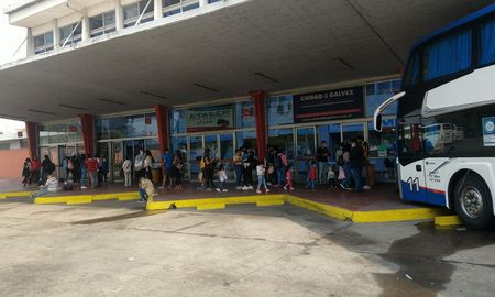 Una larga cola de pasajeros se registró este domingo en la terminal de ómnibus santafesina.