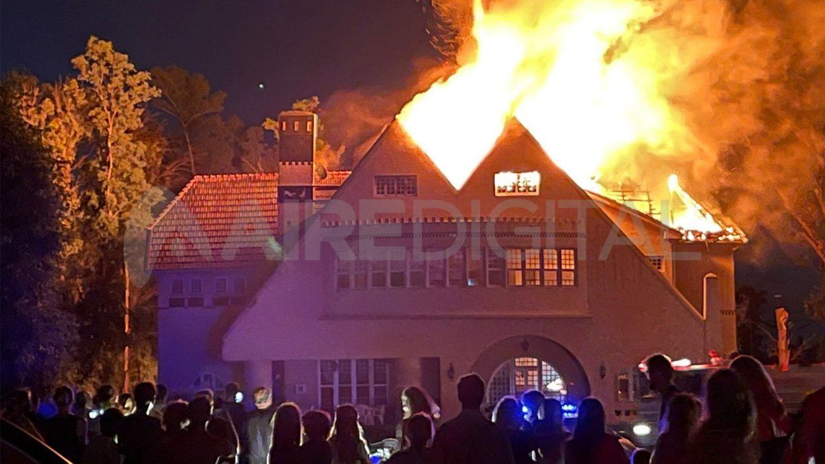 Gran cantidad de vecinos se acercaron hasta el lugar del siniestro mientras las dotaciones de bomberos trabajaban para apagar el fuego.