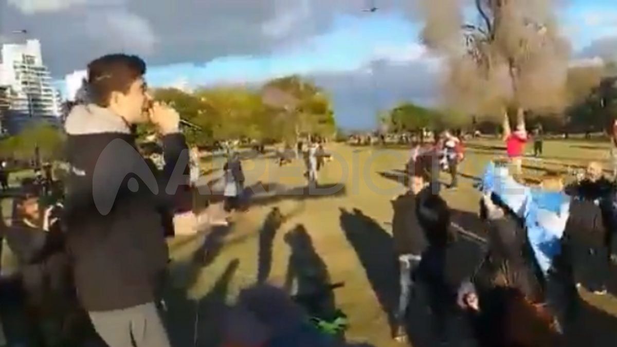 Una insólita fiesta anticuarentena se realizó el domingo en el Parque de las Colectividades de Rosario. La policía detuvo a los organizadores.