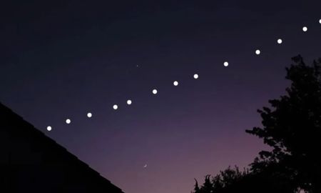 Los satélite Starlink cruzan los cielos del mundo en filas y sorprenden a todos. Los satélite Starlink cruzan los cielos del mundo en filas y sorprenden a todos.