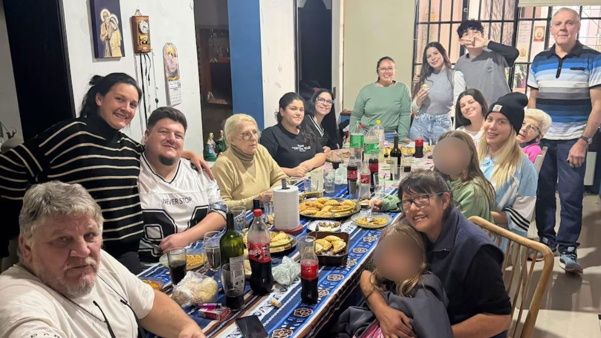 Wanda Nara acompañó a sus hijas a Rosario para festejar el 25 de mayo junto al abuelo de las menores.