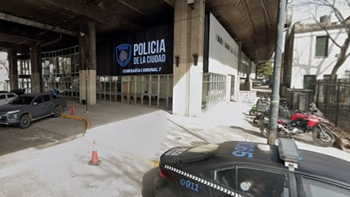 Tragedia en Flores: un camión chocó contra un cartel que cayó desde la autopista y mató a un policía