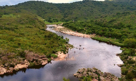 Cuesta Blanca integra la Reserva Hídrica Provincial Los Gigantes, un pulmón verde protegido que prohíbe las construcciones de altura para resguardar el bosque nativo serrano. Cuesta Blanca integra la Reserva Hídrica Provincial Los Gigantes, un pulmón verde protegido que prohíbe las construcciones de altura para resguardar el bosque nativo serrano.