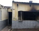 El siniestro ocurrió este lunes por la mañana sobre calle Ignacio Crespo al 7400. Bomberos Zapadores evitaron que las llamas se propagaran.
