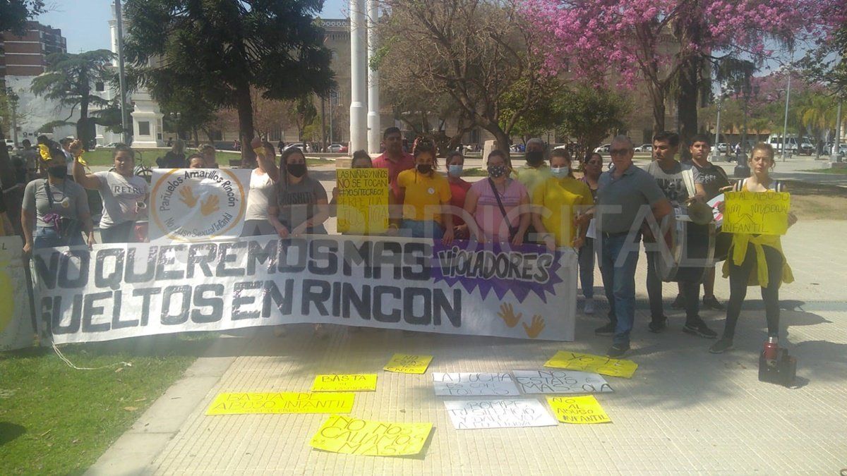 La agrupación Pañuelos Amarillos acompañó a los denunciantes durante el juicio