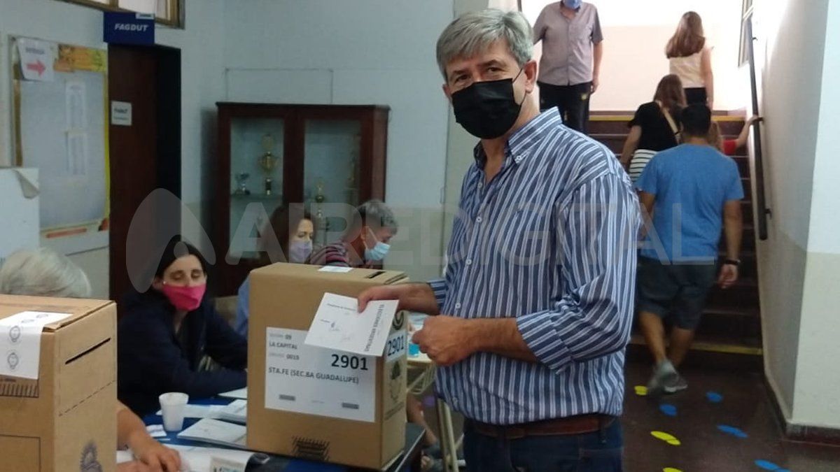 Hugo Marcucci votó en la Universidad Tecnológica Nacional.