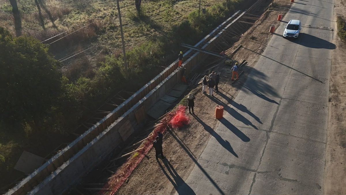 Comenzaron los trabajos de construcción de una alcantarilla frente al Hospital Protomédico y desarrolla los primeros movimientos para la nueva rotonda. Comenzaron los trabajos de construcción de una alcantarilla frente al Hospital Protomédico y desarrolla los primeros movimientos para la nueva rotonda.