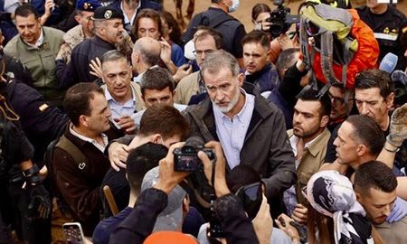 Habitantes del municipio de Paiporta, en Valencia, uno de los más afectados tras el paso de la DANA, atacaron con barro a la comitiva de ese país. Habitantes del municipio de Paiporta, en Valencia, uno de los más afectados tras el paso de la DANA, atacaron con barro a la comitiva de ese país.