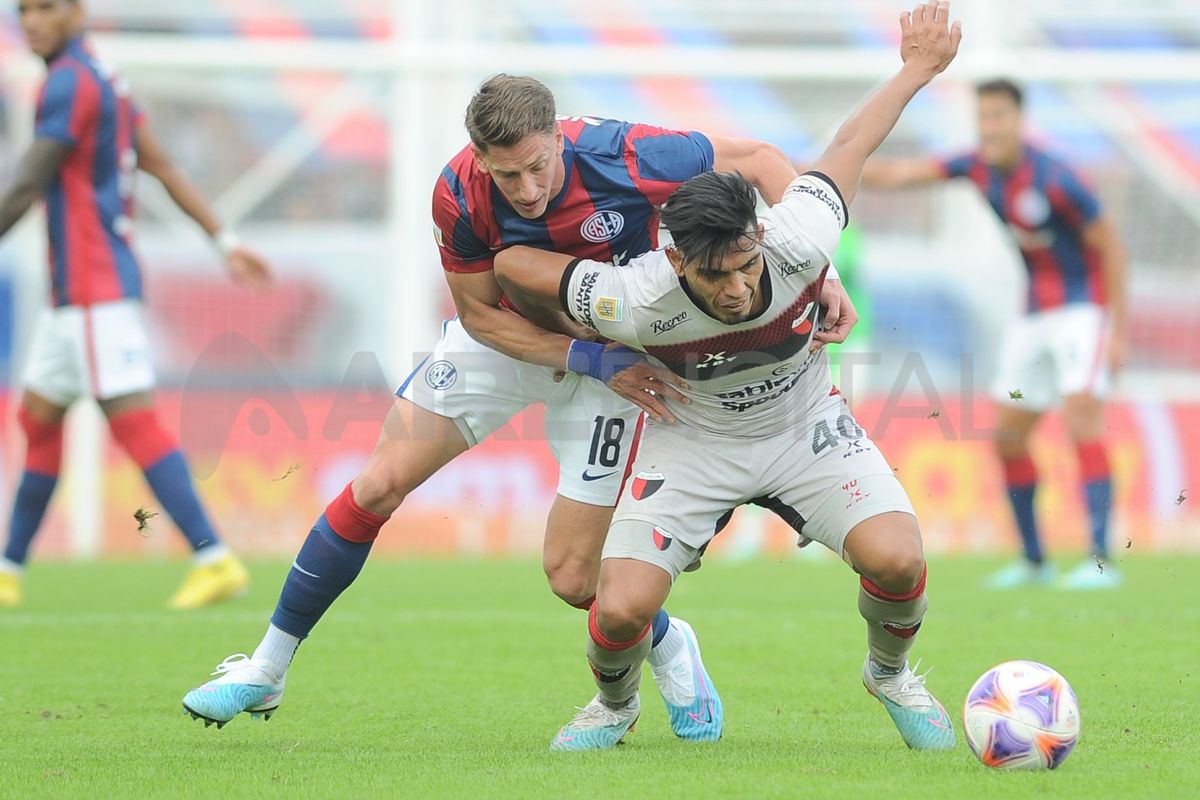 Una mano de Rafael Delgado dentro del área de Colón desató los reclamos de San Lorenzo pidiendo penal.