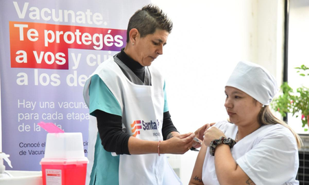 El Ministerio de Salud sugiere el refuerzo de vacuna COVID a todas aquellas personas que tienen más de 50 años de edad, en especial si tienen 70 o más. Además, continúa la vacunación antigripal para personas mayores de 65 años. El Ministerio de Salud sugiere el refuerzo de vacuna COVID a todas aquellas personas que tienen más de 50 años de edad, en especial si tienen 70 o más. Además, continúa la vacunación antigripal para personas mayores de 65 años.