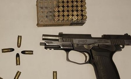 El arma de fuego secuestrada por personal del Comando Radioeléctrico. El arma de fuego secuestrada por personal del Comando Radioeléctrico.