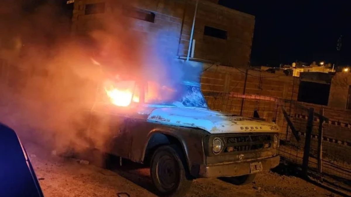 La camioneta del sospechoso fue incendiada por los vecinos.
