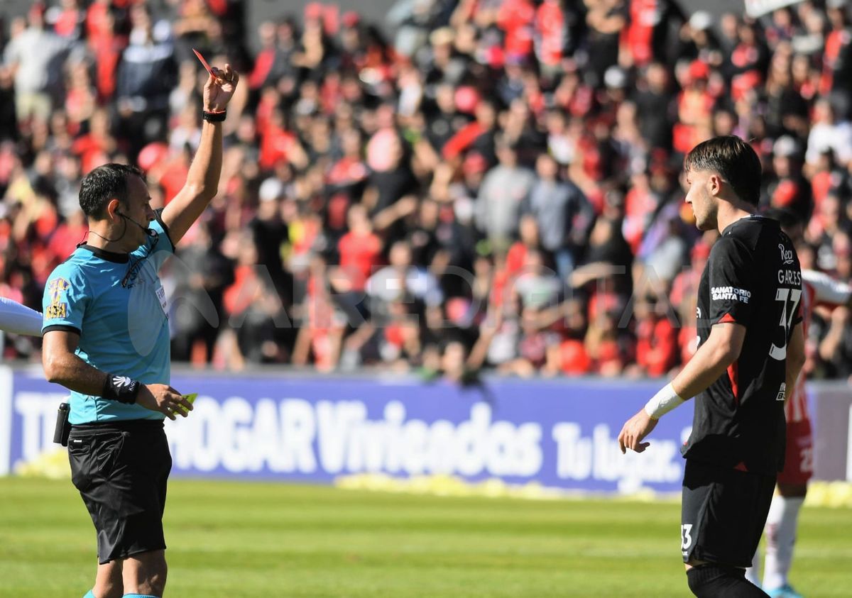 Darío Herrera expulsa a Facundo Garcés en el final del primer tiempo. Colón se quedaba con diez jugadores cuando perdía 1-0 con Unión.