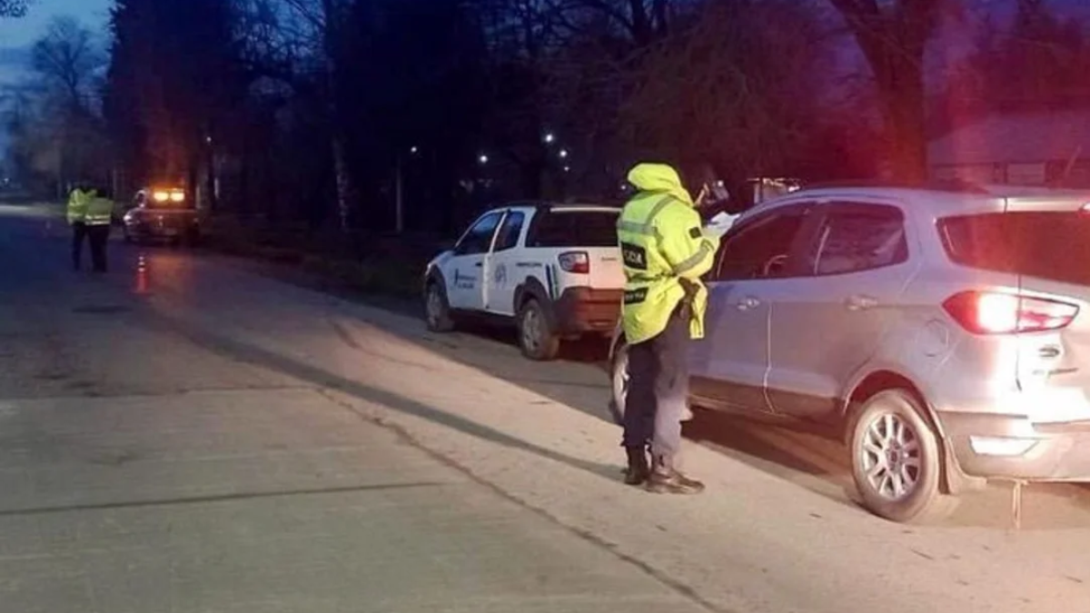 El automovilista arrastró a la joven funcionaria por unos 15 metros.
