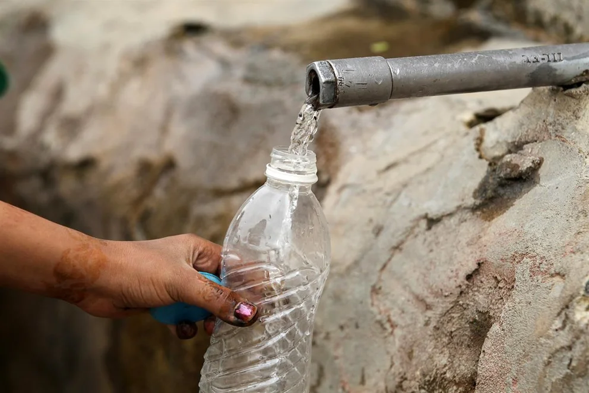 28/08/2019 Mujer llenando una botella de agua en un grifo en la calle ECONOMIA SALUD OMS