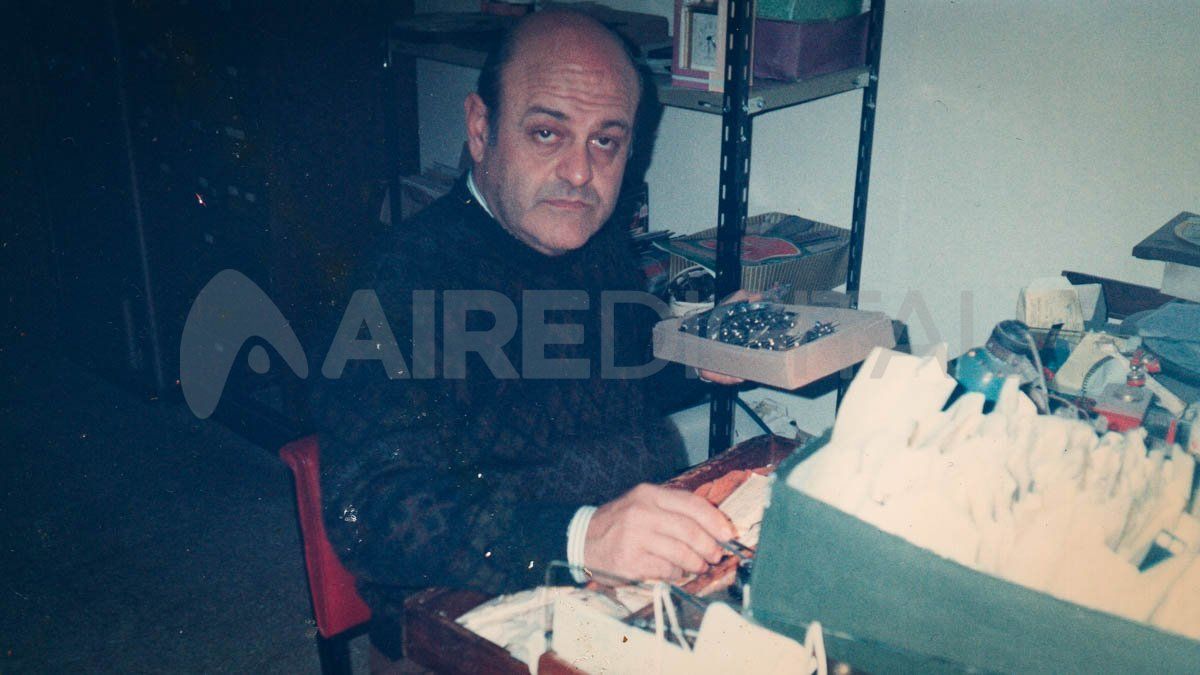 Mario Galeota, el fundador de Joyería Galeota, transmitió a sus hijos el amor por el oficio y la dedicación a la excelencia. Mario Galeota, el fundador de Joyería Galeota, transmitió a sus hijos el amor por el oficio y la dedicación a la excelencia.