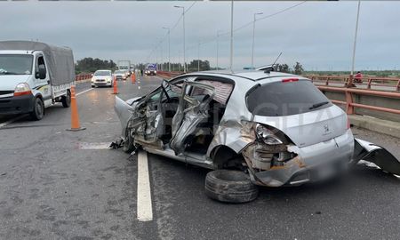 Accidente en la Autopista Rosario - Santa Fe: un auto destrozado tras impactar contra las barandas del puente Accidente en la Autopista Rosario - Santa Fe: un auto destrozado tras impactar contra las barandas del puente