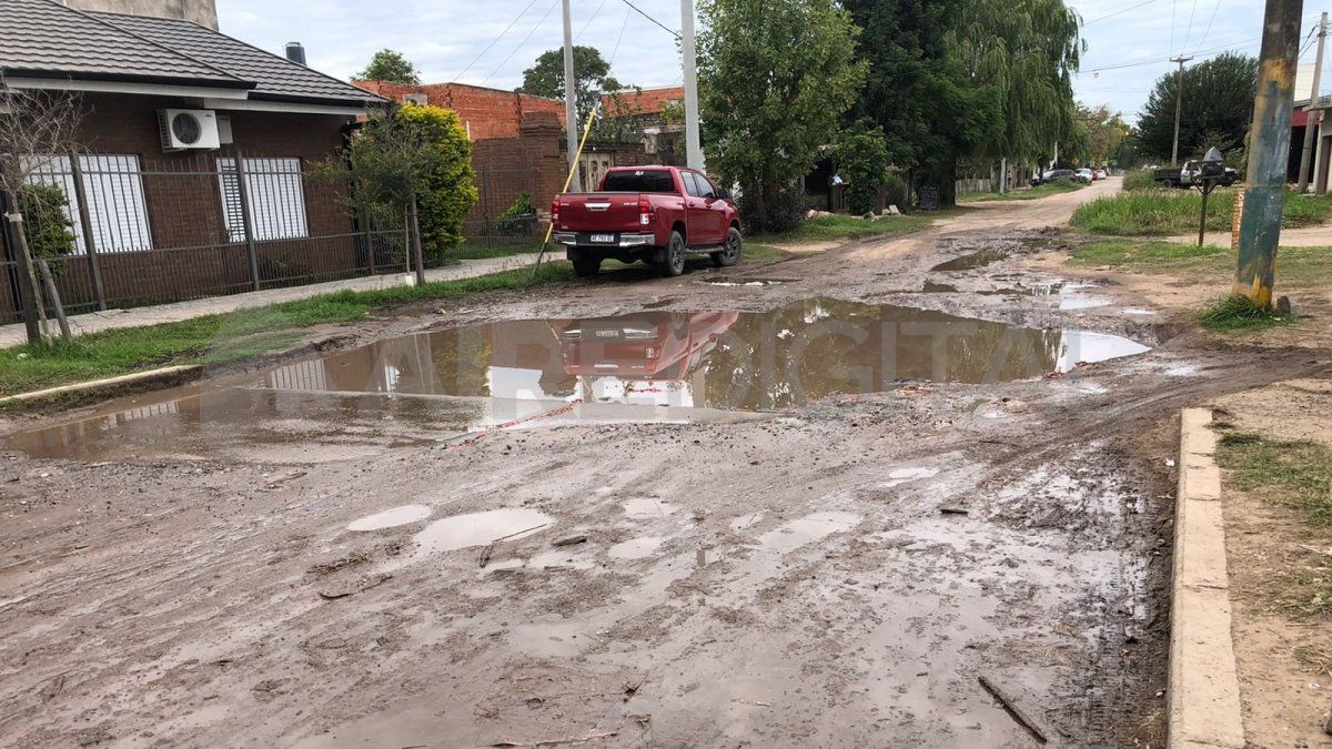 Hace tres meses que el anegamiento es permanente en Alsina y Florencio Fernández.