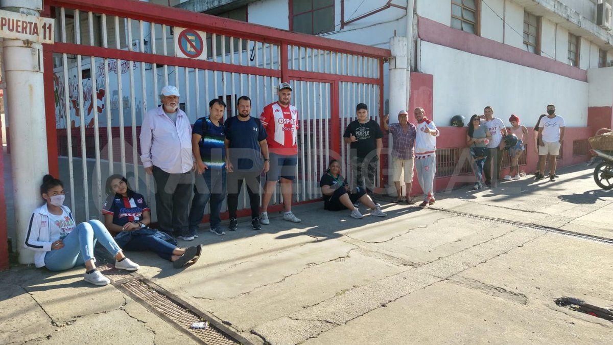 Los hinchas de Unión esperan que se abran las boleterías para adquirir las últimas entradas generales.