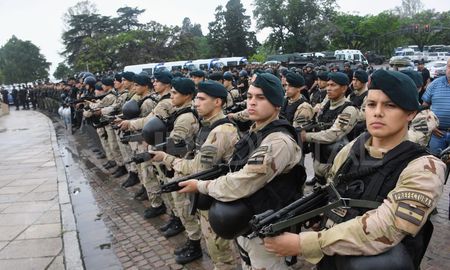 La ministra de Seguridad de la Nación, Patricia Bullrich, anunció este miércoles la puesta en marcha de un reglamento general para el empleo de las armas por parte de los miembros de las Fuerzas Federales de Seguridad La ministra de Seguridad de la Nación, Patricia Bullrich, anunció este miércoles la puesta en marcha de un reglamento general para el empleo de las armas por parte de los miembros de las Fuerzas Federales de Seguridad