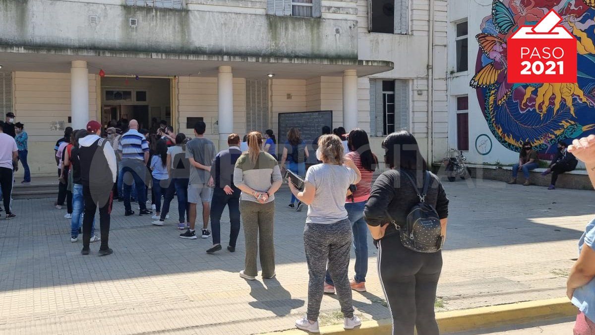Esta era la cola cerca del mediodía en la Escuela Normal de Coronda.