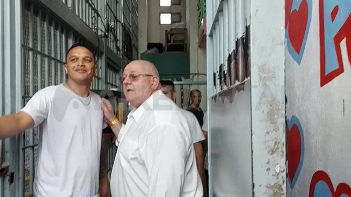 El pastor de Puerta del Cielo, Sergio Prada, acompañó a AIRE en la recorrida por Piñero.