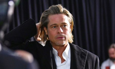 Brad Pitt es visto en un centro médico encorvado y en silla de ruedas Brad Pitt es visto en un centro médico encorvado y en silla de ruedas
