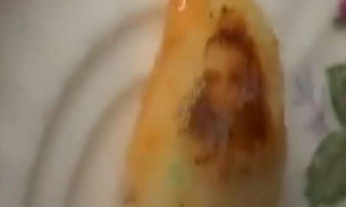 Tanto la mujer como su madre están muy entusiasmadas con la supuesta imagen del Sagrado Corazón de Jesús en la arepa