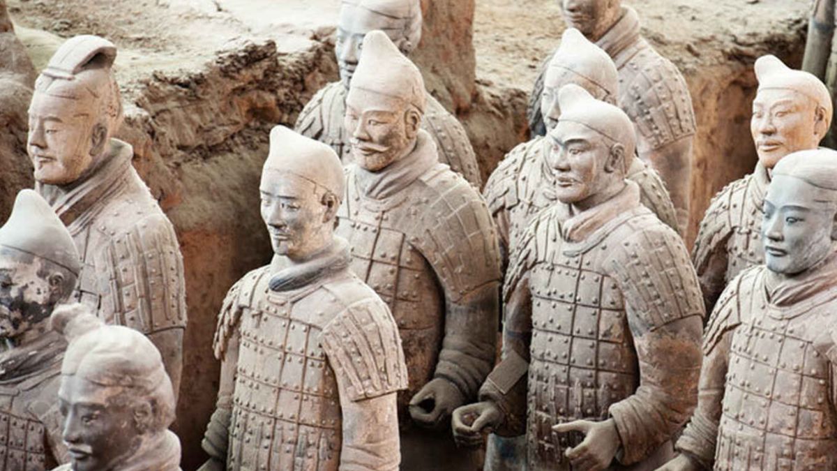 El ejército de terracota forma parte del colosal mausoleo del emperador Qin Shi Huang y son considerados una de las ocho maravillas del mundo. El ejército de terracota forma parte del colosal mausoleo del emperador Qin Shi Huang y son considerados una de las ocho maravillas del mundo.