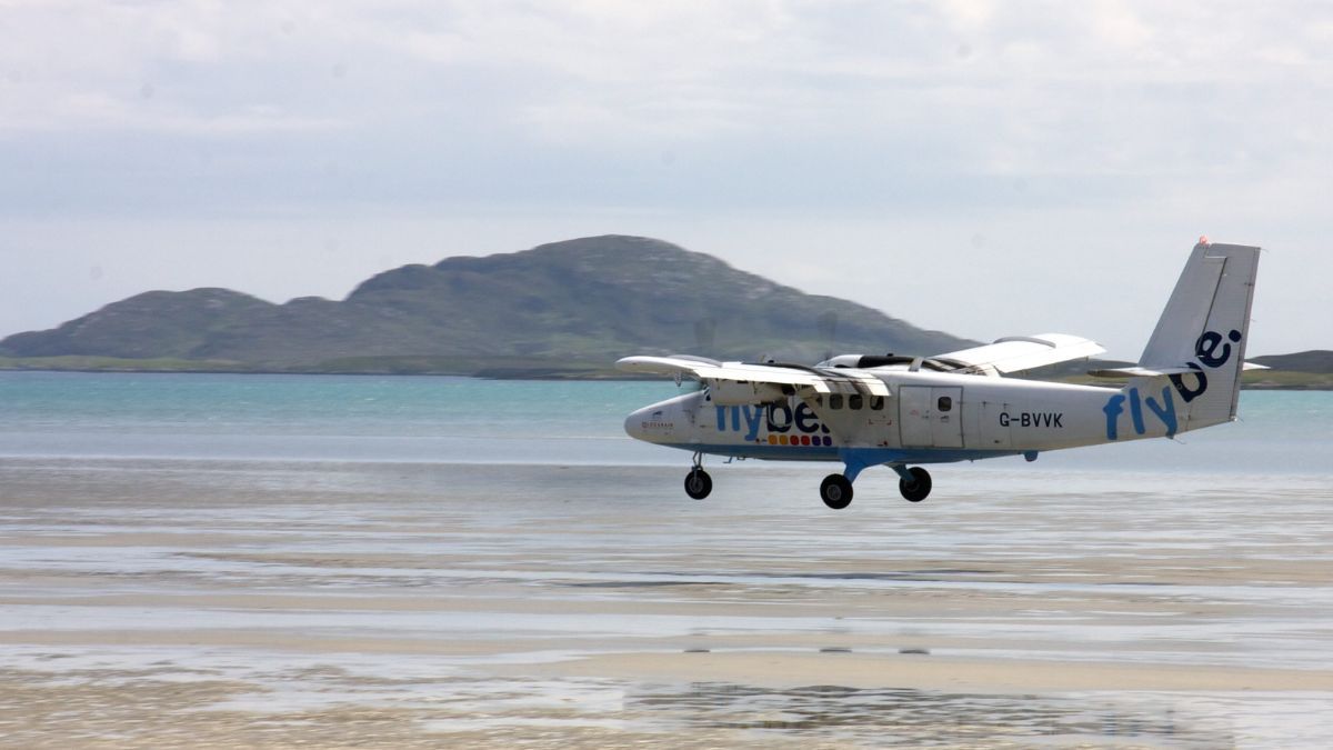 La empresa Highlands and Islands Airports Limited, que posee y opera la mayoría de los aeropuertos regionales de Escocia, administra el aeropuerto de Barra, habilitado para vuelos comerciales y de entrenamiento de pilotos privados. La empresa Highlands and Islands Airports Limited, que posee y opera la mayoría de los aeropuertos regionales de Escocia, administra el aeropuerto de Barra, habilitado para vuelos comerciales y de entrenamiento de pilotos privados.