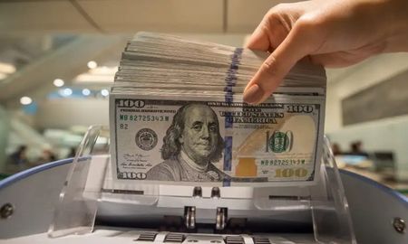 En un escenario de nerviosismo financiero, el blue se mantiene al borde de los $300. En un escenario de nerviosismo financiero, el blue se mantiene al borde de los $300.