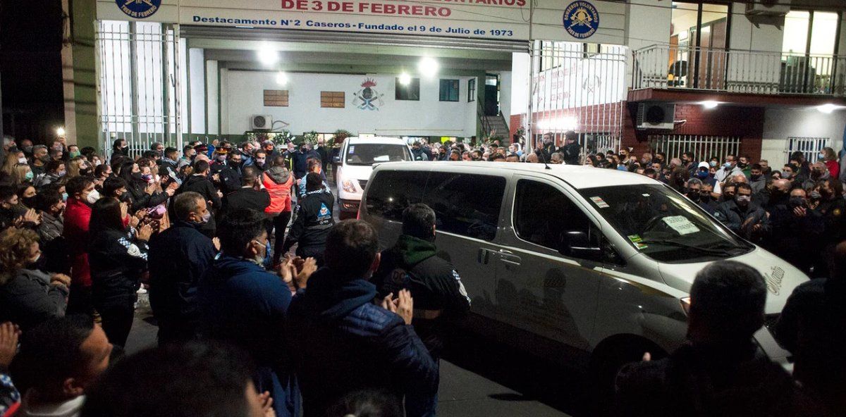 Familiares y compañeros llegaron al cuartel localizado en Rauch 1655, y con aplausos, sirenas y gran emoción acompañaron la salida del cortejo de camiones de bomberos que traslada a los fallecidos al cementerio municipal de Pablo Podestá.