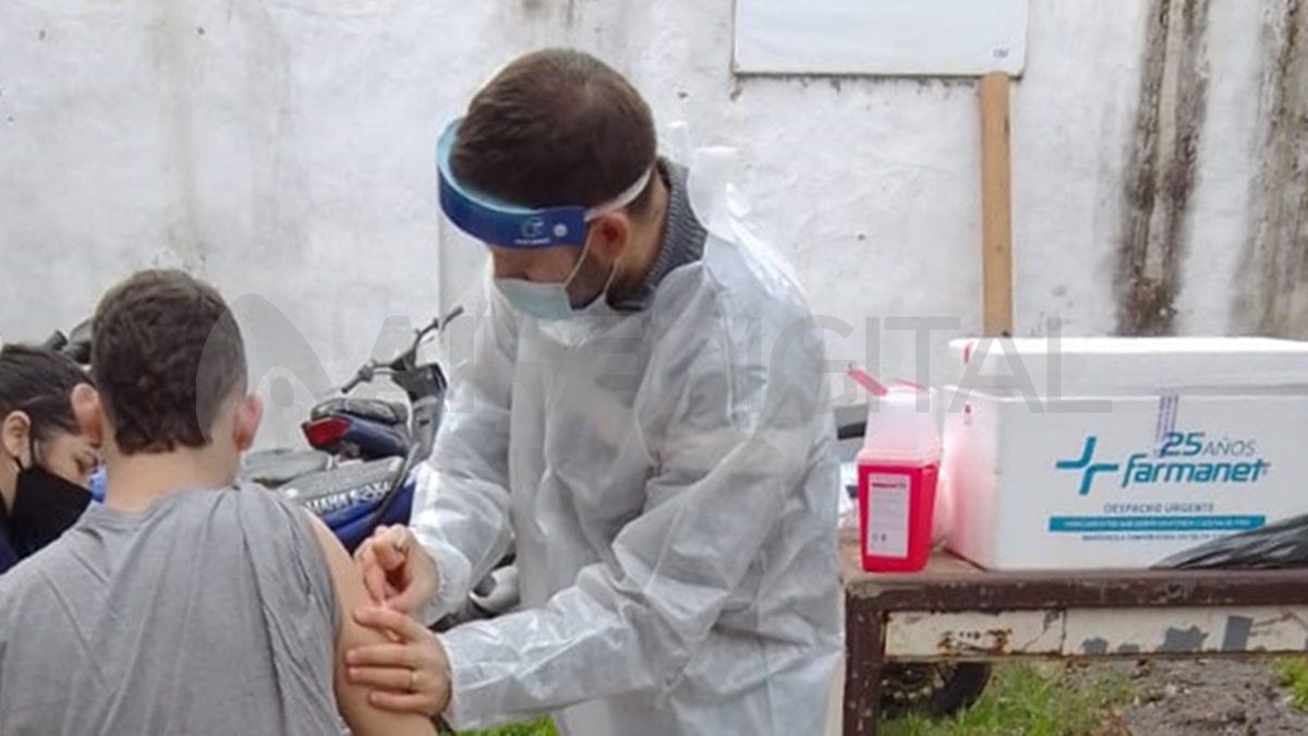 Vacunación contra el coronavirus de alojados en la Comisaría 12, en Santo Tomé.