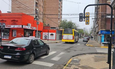 Una madre denunció que su hija fue acosada por un hombre, cuando descendió de un colectivo de la línea 5, en pleno centro de Santa Fe. Una madre denunció que su hija fue acosada por un hombre, cuando descendió de un colectivo de la línea 5, en pleno centro de Santa Fe.