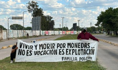Protesta en la ex sede del CRE en la ciudad de Santa Fe. Protesta en la ex sede del CRE en la ciudad de Santa Fe.