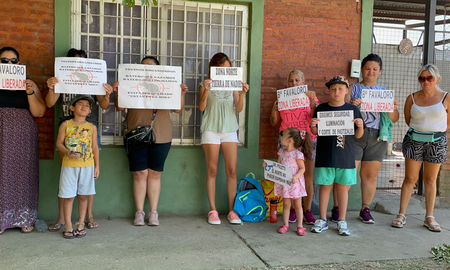 Los vecinos del Barrio Favaloro se manifestaron para reclamar por una mayor seguridad. Los vecinos del Barrio Favaloro se manifestaron para reclamar por una mayor seguridad.
