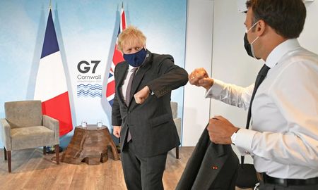 El primer ministro británico, Boris Johnson, y el presidente francés, Emmanuel Macron, se saludan con el codo en una reunión bilateral durante la cumbre del G7 en Carbis Bay, Cornualles, Reino Unido, el 12 de junio de 2021. Stefan Rousseau / Pool vía REUTERS El primer ministro británico, Boris Johnson, y el presidente francés, Emmanuel Macron, se saludan con el codo en una reunión bilateral durante la cumbre del G7 en Carbis Bay, Cornualles, Reino Unido, el 12 de junio de 2021. Stefan Rousseau / Pool vía REUTERS