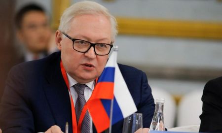 Hemos advertido a Estados Unidos de que la entrega de armas no sólo es un acto peligroso, sino que convierte a estos convoyes en objetivos legítimos, indicó el viceprimer ministro ruso de Asuntos Exteriores, Serguei Ryabkov. Hemos advertido a Estados Unidos de que la entrega de armas no sólo es un acto peligroso, sino que convierte a estos convoyes en objetivos legítimos, indicó el viceprimer ministro ruso de Asuntos Exteriores, Serguei Ryabkov.