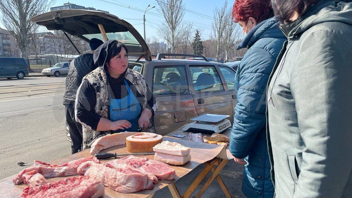 Un puesto de carne en plena calle de Kiev: lo que más llevan los ucranianos es manteca de cerdo.