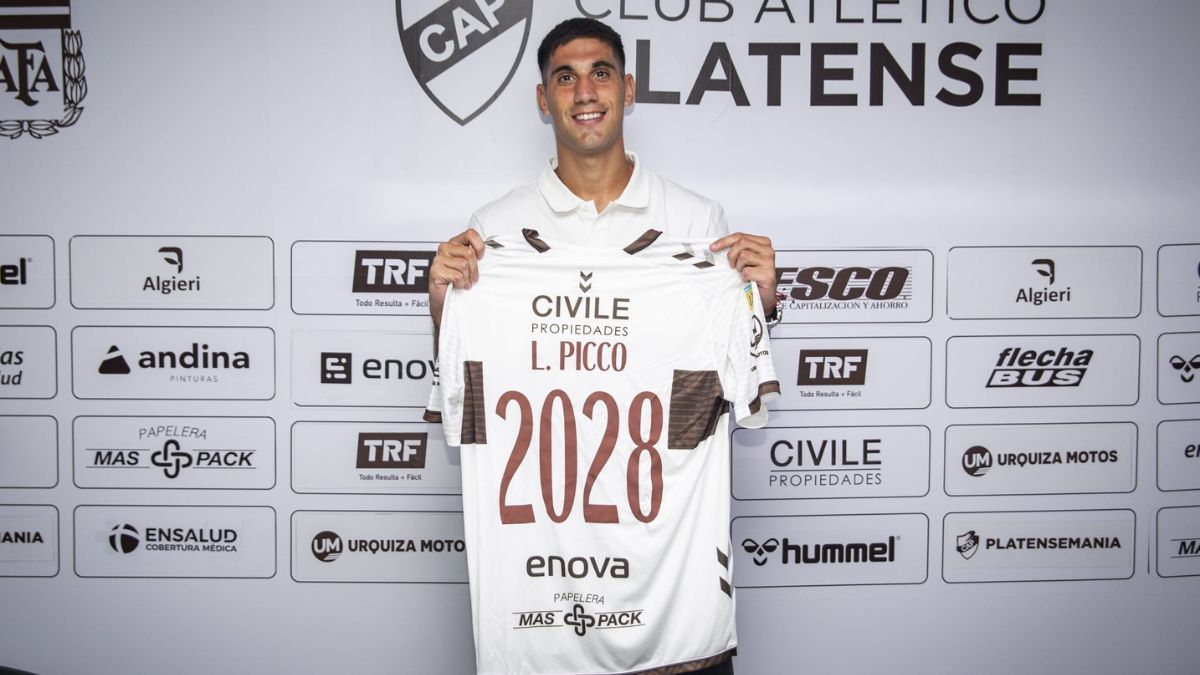 Leonel Picco posando con la camiseta de Platense