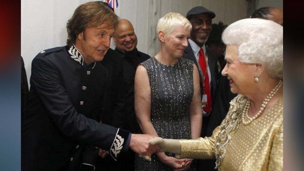 Paul McCartney y la Reina Isabel II, en 2012. Detrás, Annie Lennox 