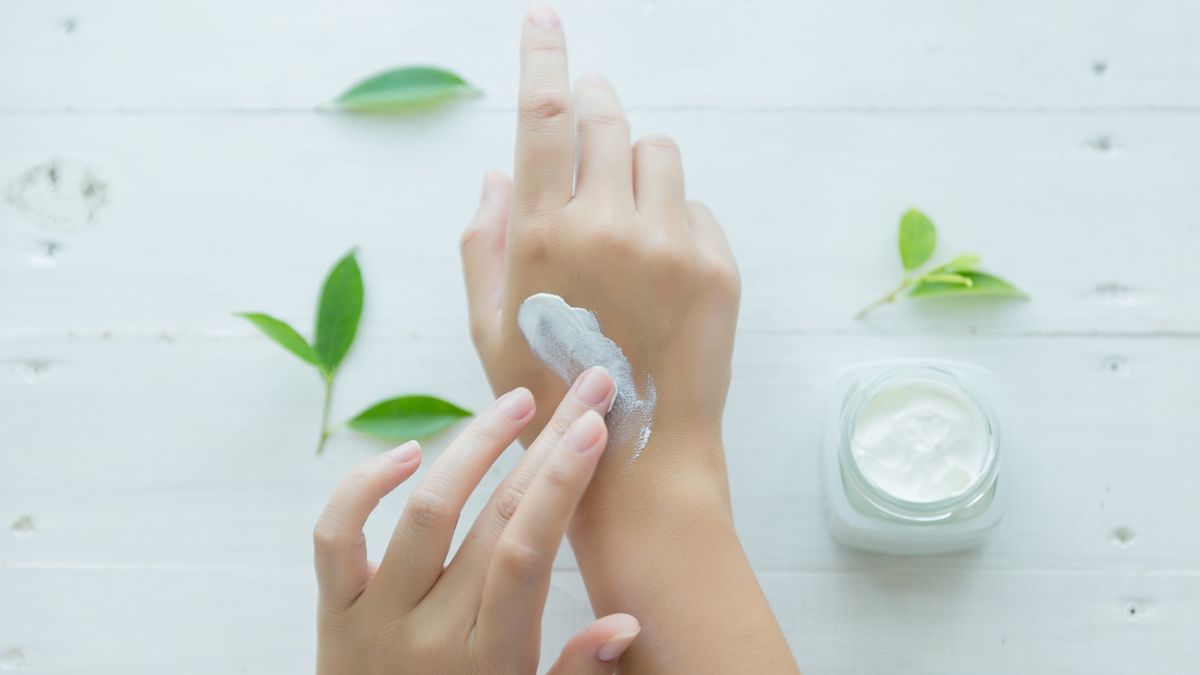 Es importante mantener las uñas y las manos hidratadas.