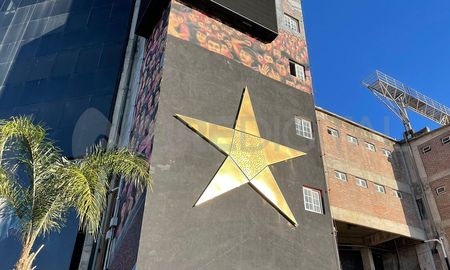 En el lugar se puede observar un fondo totalmente negro, con la estrella ubicada en el centro. Pero no queda ahí: si bien reina el hermetismo en torno a la entidad sabalera, AIRE pudo confirmar que será un homenaje a todos los que fueron parte del plantel campeón. En el lugar se puede observar un fondo totalmente negro, con la estrella ubicada en el centro. Pero no queda ahí: si bien reina el hermetismo en torno a la entidad sabalera, AIRE pudo confirmar que será un homenaje a todos los que fueron parte del plantel campeón.