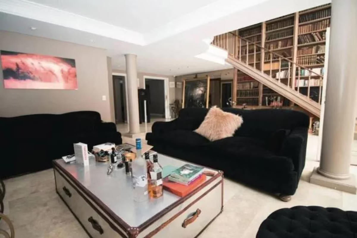 La casa de Benjamín Vicuña queda en Barrio Parque y cuesta, aproximadamente, unos 6000 dólares mensuales. La casa de Benjamín Vicuña queda en Barrio Parque y cuesta, aproximadamente, unos 6000 dólares mensuales.