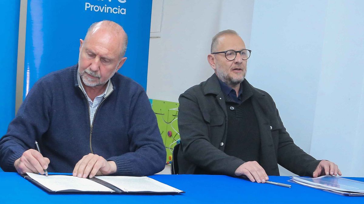 El gobernador de Santa Fe, Omar Perotti, junto a Marcos Corach, ministro de Gestión de la provincia.