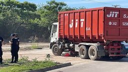 altText(Impresionante accidente en el norte de la ciudad: una moto terminó destrozada debajo de un camión)}