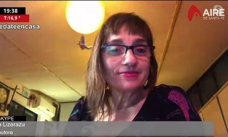 Hilda Lizarazu contó la historia de la canción Sola en los bares en una entrevista por Pasan Cosas. Hilda Lizarazu contó la historia de la canción Sola en los bares en una entrevista por Pasan Cosas.