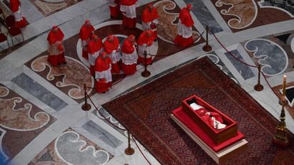 Cerca de 100.000 fieles se acercaron a despedir al papa Francisco en el Vaticano en apenas dos días